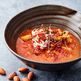 Tomatensoep met Spaanse tortilla, gerookte paprika met chorizo (op basis van Groenten Bouillon) Tomatensoep met Spaanse tortilla, gerookte paprika met chorizo (op basis van Groenten Bouillon)